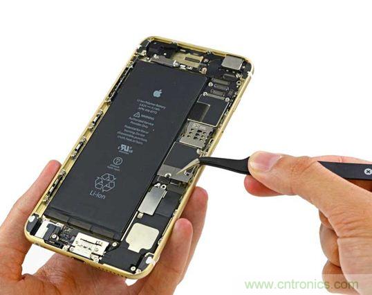 與iPhone 5S相比，電池尺寸更大，電池效率提高了16%。整部手機看起來就像一件藝術品，但看不到太多的內部構造。（來源：iFixit）