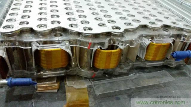 【導(dǎo)讀】對于電動汽車的核心&mdash;&mdash;電池，我們要求其安全、能量密度高、壽命長，充電時間短，同時又要性能卓越等等。那么對比電動汽車電池來說怎么樣才算是達(dá)標(biāo)？又怎么樣才算是性能優(yōu)越呢?毫無疑問鋰離子電芯作為其最基本的單元，其優(yōu)劣至關(guān)重要。  電池是電動汽車的&rdquo;心臟&ldquo;。從電動汽車發(fā)展以來，各種技術(shù)路線百花爭鳴，爭論不休。其中應(yīng)用最廣的鋰離子電芯，就有三元、磷酸鐵鋰、錳酸鋰等多種技術(shù)路線并存的現(xiàn)象。同時鋰離子電芯還分為方形，軟包，圓柱三種結(jié)構(gòu)形式。  而這越是紛繁蕪雜，就越能代表了我們還在不斷探索，代表了電動汽車的急切盼望：電動汽車需要一顆強大的&ldquo;心臟&rdquo;。  對于電池包的要求  對于電動汽車的核心&mdash;&mdash;電池，我們要求其安全、能量密度高、壽命長，充電時間短，同時又要性能卓越等等。而這一項一項的要求，看似苛刻，但卻又無一不是電動汽車實現(xiàn)產(chǎn)業(yè)化的硬性指標(biāo)。  那么對比電動汽車電池來說怎么樣才算是達(dá)標(biāo)？又怎么樣才算是性能優(yōu)越呢?毫無疑問鋰離子電芯作為其最基本的單元，其優(yōu)劣至關(guān)重要。  但就拿我們最關(guān)注的安全性來說，是不是電芯安全了，電池包就安全了呢？  我們可以看到2002年，磷酸鐵鋰(LFP)首次被美國Valance公司產(chǎn)業(yè)化，隨即引起了中國市場的廣泛關(guān)注。從2004年開始，我國掀起了一股投資磷酸鐵鋰材料和磷酸鐵鋰動力電池的熱潮，磷酸鐵鋰其相對穩(wěn)定，安全性較高。隨后，它成為我國正極材料的主要路線，爭議暫告段落。  但是，隨著特斯拉在動力電池使用了鎳鈷鋁酸鋰的正極材料，爭論再次出現(xiàn)。磷酸鐵鋰其較低的能量密度，已經(jīng)使其處于劣勢。 1 據(jù)調(diào)研發(fā)現(xiàn)，進(jìn)入2014年以來，國內(nèi)鋰電池正極材料產(chǎn)業(yè)整體出現(xiàn)了向三元材料轉(zhuǎn)移的趨勢，下游的電池廠基本都在開發(fā)三元材料的電芯，也引導(dǎo)著上游的材料企業(yè)開始加大對三元材料的開發(fā)和生產(chǎn)力度。  而一系列的變化，也恰恰說明鋰電行業(yè)在慢慢的摸索，慢慢走向成熟。就比如說一個電池包的安全，光靠電芯安全是遠(yuǎn)遠(yuǎn)不夠的，其必須上升到一個系統(tǒng)的層級來。也就是說電池包的安全，靠的是整個電池系統(tǒng)，而不僅僅是某個單一的元素。  更何況一個安全、可靠、性能卓越的電池包，更是涉及到多領(lǐng)域知識的耦合，其更需要一個完善、可靠的系統(tǒng)來實現(xiàn)。就好比飛機被認(rèn)為是最安全的交通工具，不單單是&ldquo;安全&rdquo;的發(fā)動機，&ldquo;安全&rdquo;的結(jié)構(gòu)，就能保障的，其中還綜合運用了人為因素分析、軟件安全性、風(fēng)險管理和定量風(fēng)險評估等各種先進(jìn)技術(shù)來預(yù)防事故發(fā)生，可以說是系統(tǒng)保障了安全。  下面我們就從電池系統(tǒng)中抽離出其一個核心部件電池模組，淺談一下各種不同的模組結(jié)構(gòu)。  關(guān)于電池模組  電池模組可以理解為鋰離子電芯經(jīng)串并聯(lián)方式組合，并加裝單體電池監(jiān)控與管理裝置。電池模組的結(jié)構(gòu)設(shè)計往往能決定一個電池包的性能和安全。其結(jié)構(gòu)必須對電芯起到支撐、固定和保護(hù)作用。同時如何滿足過電流要求，電流均勻性，如何滿足對電芯溫度的控制，以及是否有嚴(yán)重異常時能斷電，避免連鎖反應(yīng)等等，都將是評判電池模組優(yōu)劣的標(biāo)準(zhǔn)。  而隨著電動汽車的發(fā)展，以及人們對性能的追求，熱管理更是成為了電池模組設(shè)計的一個至關(guān)重要的環(huán)節(jié)。自然冷卻已經(jīng)不能滿足我們的需求。風(fēng)冷則由于其效率較低，且對電芯溫度的一致性較難控制，而表現(xiàn)的力不從心。因此，高性能需求的電池模組，其熱管理的解決方案已經(jīng)轉(zhuǎn)向液冷或相變材料。下面就介紹一下各種不同結(jié)構(gòu)電芯的模組設(shè)計。  &middot; 方形電池模組  方形電芯可以說是我國汽車動力電池里，應(yīng)用最多的電芯了。其外殼的材質(zhì)有鋁、鋼、以及塑膠。其電芯厚度是三種結(jié)構(gòu)中最厚的，由此也造成其內(nèi)部和外表面的溫差較大。其模組結(jié)構(gòu)也多為自然冷卻和風(fēng)冷的結(jié)構(gòu)。  我們來看看寶馬I3的電池模組設(shè)計。  我們可以看出，I3的電池模組從結(jié)構(gòu)上已經(jīng)具備一個高性能模組所需的要素，而一臺高性能的電動汽車，就是靠著每一處的細(xì)節(jié)共同搭建而成的。當(dāng)然其散熱、均溫以及可靠性等等，還有待市場的驗證。 2 （▲ 寶馬I3方形電池模組）  &middot; 軟包電池模組  軟包電芯的電池包，也是近期比較熱門的一種結(jié)構(gòu)類型，其用在國外的電動車上比較多。  軟包電芯的物理結(jié)構(gòu)決定了其不易爆炸，一般只有外殼能承受的壓力足夠高，才有可能炸，而軟包電芯內(nèi)部壓力一大，便會從鋁塑膜邊緣開始泄壓、漏液。同時軟包電芯也是幾種電芯結(jié)構(gòu)中，散熱最好的。  目前，市面上賣得最多的還是日產(chǎn)的Leaf，其模組結(jié)構(gòu)為全密封式的，并未考慮散熱，即不散熱。  而Leaf在市場上頻繁反饋的容量衰減過快，與此熱管理也不無關(guān)系。顯然隨著人們對于高性能電動車的追求，迫使軟包電芯也必須要有主動式的熱管理結(jié)構(gòu)。  下面我們來看看一款World Congress展臺上的液冷軟包模組。其模組由電芯層疊而成，而電芯間有間隔排布的液冷板，其保證每顆電芯都有一個大面接觸到液冷板，并充分發(fā)揮了軟包電芯液冷的優(yōu)勢。 3 （▲ 液冷軟包電池模組）  當(dāng)然軟包電芯要將液冷技術(shù)做成熟也并非易事，其必須考慮液冷板的固定，密封性，絕緣性等等。同時可靠的電連接，以及具有&ldquo;保險絲&rdquo;結(jié)構(gòu)連接片，這都是高性能軟包模組的方向。  我們可以看到軟包電芯其配合完善的模組結(jié)構(gòu)后，其優(yōu)勢會得以凸顯。  圓柱電池模組  圓柱電芯可謂是在各類電子產(chǎn)品中，應(yīng)用最廣泛的結(jié)構(gòu)。如今，在電動汽車行業(yè)也占有一定得份額。最典型的即是18650電芯了，其工藝經(jīng)過多年的沉淀，并在大規(guī)模的自動化生產(chǎn)的條件下，現(xiàn)今屬于最成熟，穩(wěn)定且一致性最好的電芯。  而圓柱電芯更是有著目前最高的能量密度，其三元材料的電芯能做到210~250Wh/kg。國內(nèi)目前的圓柱電池包多為自然冷卻或風(fēng)冷的結(jié)構(gòu)，其效果不盡如人意。  我們來看看，將圓柱型電芯推到風(fēng)口浪尖上的特斯拉電池模組。  相信已經(jīng)有不少人見過特斯拉的模組了：  組成一臺特斯拉汽車需要7000多顆18650電芯，一個模組則需要400多顆電芯，同時為了高性能的目標(biāo)又要在模組上集成多項功能，可見其工作量和難度之大。其中，甚至還用上了一些跨行業(yè)的技術(shù)，使人眼前一亮，為之拍案。好比電芯連接的&ldquo;保險絲&rdquo;設(shè)計。  可以說，身處電池行業(yè)的人，反而很少有人能想得到，這也許就是當(dāng)局者迷吧。而這一技術(shù)的應(yīng)用則極大地提高了電池的安全性能。同時，還有液冷管道的應(yīng)用，極大地解決了18650電芯的散熱和均溫的問題，這對電池的性能和壽命都是一個極大的幫助。不僅如此，其電池模組在空間尺寸上的利用，更可謂是精打細(xì)算。  在這里還是要佩服一下特斯拉將事情做到極致的態(tài)度，也就是這樣一個模組，成為了一個高性能的特斯拉電池包所必不可少的核心部件。 4 電動之心  通過以上一些簡單的列舉，我們不難看出，無論何種結(jié)構(gòu)的電芯其實都不乏一些好的應(yīng)用范例。而對于鋰離子電芯，如果作為一款革命性的產(chǎn)品，目前看來仍有很多不足和局限。但我們與其一味坐等材料的發(fā)展，不如多考慮一下，如何做好電池模組，做好電池系統(tǒng)。而這也是我們打造一顆強大&ldquo;電動之心&rdquo;的必經(jīng)之路。