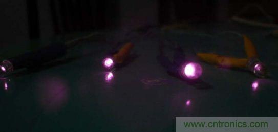 技術(shù)宅要逆天，DIY四點(diǎn)定位燈實(shí)現(xiàn)虛擬實(shí)境游戲