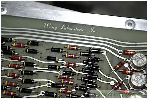 拆解也懷舊，讓人驚嘆的古董級可編程科學計算器 from 1966