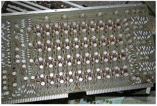 拆解也懷舊，讓人驚嘆的古董級可編程科學計算器 from 1966