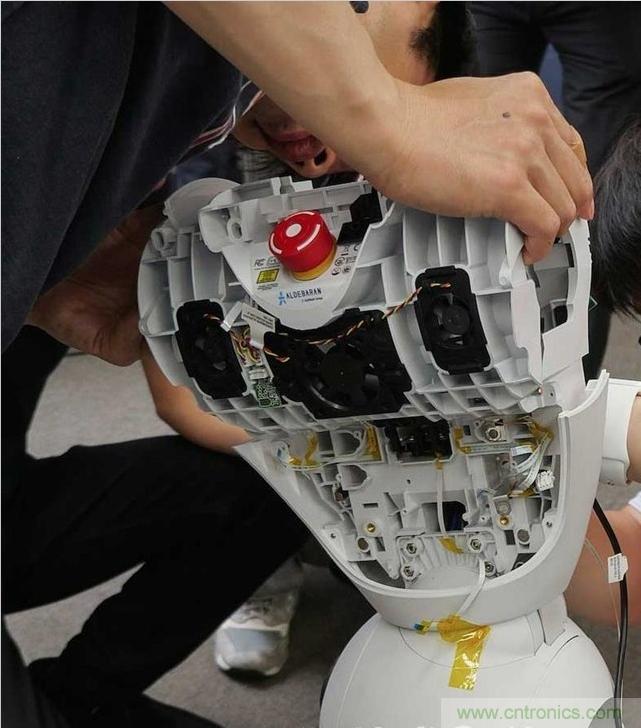 拆解筆記本不過癮，那就來拆拆日本情感機(jī)器人吧！