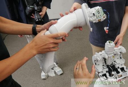 拆解筆記本不過癮，那就來拆拆日本情感機(jī)器人吧！