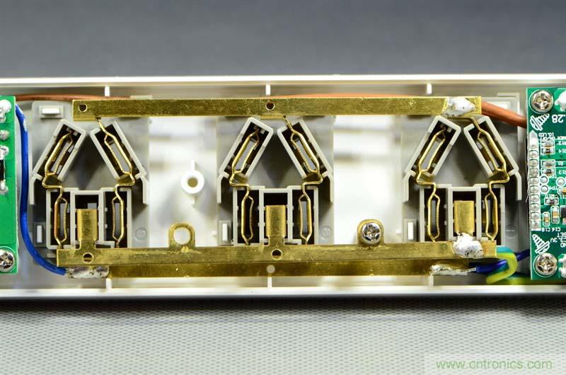 航嘉智能插線板拆解評測:看老牌機電如何”秒殺“后起之秀