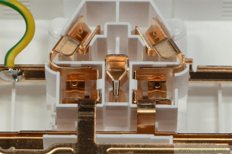 做工怒贊 神秘芯片！小米智能插線板拆解、評(píng)測(cè)