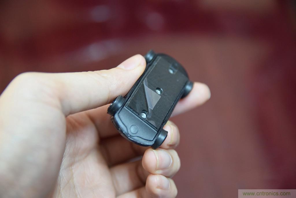 虛擬與現(xiàn)實(shí)相結(jié)合的飛車游戲，讓你體驗(yàn)速度與激情的碰撞！