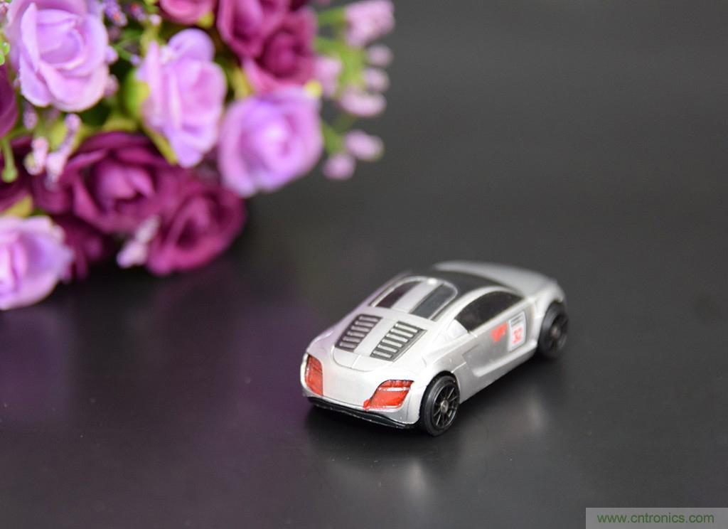 虛擬與現(xiàn)實(shí)相結(jié)合的飛車游戲，讓你體驗(yàn)速度與激情的碰撞！