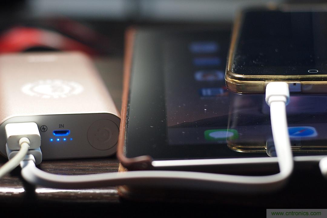 移動(dòng)電源也玩雙引擎？快到你想象不到