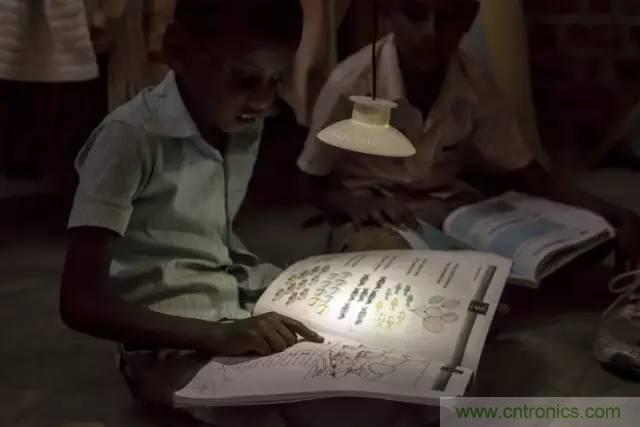 單靠重力就能工作的燈，將為15億人帶來光明