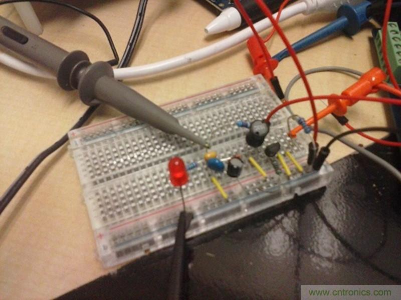 帶開關轉換器的8位MCU如何減少成本和電路板空間？