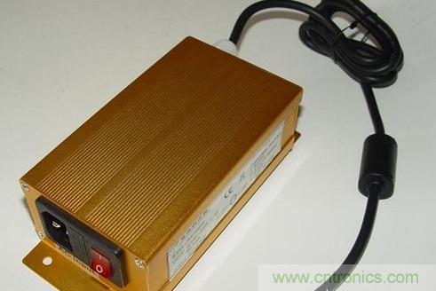 【導(dǎo)讀】本文總結(jié)出針對于LED電源EMC/EMI的主要幾個控制技術(shù)：電路措施、EMI濾波、元器件選擇、屏蔽和印制電路板抗干擾設(shè)計等。如果能正確合理的對這些問題進(jìn)行解決，就可順利通過3C認(rèn)證。  在電路當(dāng)中，EMC和EMI的問題是人們始終關(guān)心的話題。在LED電路中，對于EMC和EMI的要求同樣非常高。本文將為大家介紹LED產(chǎn)品設(shè)計當(dāng)中關(guān)于解決EMI與EMC的解決方法，感興趣的朋友快來看一看吧。  　　要解決LED驅(qū)動電源的電磁干擾問題，從硬件上可從以下幾個方面入手：  　　減少開關(guān)電源本身的干擾  　　軟開關(guān)技術(shù)，在原有的硬開關(guān)電路中增加電感和電容元件，利用電感和電容的諧振，降低開關(guān)過程中的du/dt和di/dt，使開關(guān)器件開通時電壓的下降先于電流的上升，或關(guān)斷時電流的下降先于電壓的上升，來消除電壓和電流的重疊。開關(guān)頻率調(diào)制技術(shù)，通過調(diào)制開關(guān)頻率fc，把集中在fc及其諧波2fc、 3fc&hellip;上的能量分散到它們周圍的頻帶上，以降低各個頻點上的EMI幅值。元器件的選擇，選擇不易產(chǎn)生噪聲、不易傳導(dǎo)和輻射噪聲的元器件。通常特別值得注意的是，二極管和變壓器等繞組類元器件的選用。反向恢復(fù)電流小、恢復(fù)時間短的快速恢復(fù)二極管是開關(guān)電源高頻整流部分的理想器件。合理使用電磁干擾濾波器，EMI濾波器的主要目的之一，電網(wǎng)噪聲是電磁干擾的一種，它屬于射頻干擾（RFI），其傳導(dǎo)噪聲的頻譜大致為10KHz~30MHz，最高可達(dá) 150MHz。  　　在一般情況下，差模干擾幅度小，頻率低，所造成的干擾較小;共模干擾幅度大，頻率高，還可以通過導(dǎo)線產(chǎn)生輻射，所造成的干擾較大。欲削弱傳導(dǎo)干擾，最有效的方法就是在開關(guān)電源輸入和輸出電路中加裝電磁干擾濾波器。LED電源一般采用簡易式單級EMI濾波器，主要包括共模扼流圈和濾波電容。EMI濾波器能有效抑制開關(guān)電源適配器的電磁干擾。 1 　　通過切斷干擾信號的傳播途徑來減少電磁干擾問題  　　第一種情況是電源線干擾可以使用電源線濾波器濾除。一個合理有效的開關(guān)電源EMI濾波器應(yīng)該對電源線上差模和共模干擾都有較強的抑制作用。改善PCB板的電磁兼容性設(shè)計PCB是LED電源系統(tǒng)中電路元件和器件的支撐件，它提供電路元件和器件之間的電氣連接。隨著電子技術(shù)的飛速發(fā)展，PCB的密度越來越高。 PCB設(shè)計的好壞對LED電源系統(tǒng)的電磁兼容性影響很大。  　　實踐證實，即使電路原理圖設(shè)計正確，印刷電路板設(shè)計不當(dāng)，也會對LED電源系統(tǒng)的可靠性產(chǎn)生不利影響。PCB抗干擾設(shè)計主要包括PCB布局、布線及接地，其目的是減小PCB的電磁輻射和PCB上電路之間的串?dāng)_。還有，一般變壓器電磁干擾引發(fā)的交流聲頻率一般為50HZ左右，而地線布線不當(dāng)導(dǎo)致的交流聲，由于整流電路的倍頻作用頻率約為100HZ，仔細(xì)區(qū)分還是可以察覺的。因此，在設(shè)計印刷電路板的時候，應(yīng)留意采用正確的方法，遵守PCB設(shè)計的一般原則，并應(yīng)符合抗干擾的設(shè)計要求。  　　主動大幅增強受干擾體的抗干擾能力  　　在LED電源系統(tǒng)中輸進(jìn)/輸出也是干擾源的傳導(dǎo)線，和接收射頻干擾信號的拾檢源，我們設(shè)計時一般要采取有效的措施：采用必要的共模/差模抑制電路，同時也要采取一定的濾波和防電磁屏蔽措施以減小干擾的進(jìn)進(jìn)。在條件許可的情況下盡可能采取各種隔離措施（如光電隔離或者磁電隔離），從而阻斷干擾的傳播。防雷擊措施，室外使用的LED電源系統(tǒng)或從室外排擠引進(jìn)室內(nèi)的電源線、信號線，要考慮系統(tǒng)的防雷擊題目。常用的防雷擊器件有：氣體放電管、 TVS（Transient Voltage Suppression）等。氣體放電管是當(dāng)電源的電壓大于某一數(shù)值時，通常為數(shù)十V或數(shù)百V，氣體擊穿放電，將電源線上強沖擊脈沖導(dǎo)進(jìn)大地。TVS可以看成兩個并聯(lián)且方向相反的齊納二極管，當(dāng)兩端電壓高于某一值時導(dǎo)通。其特點是可以瞬態(tài)通過數(shù)百乃上千A的電流。