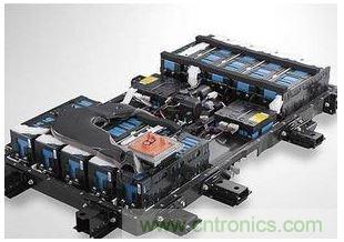 【導(dǎo)讀】電池管理系統(tǒng)（BMS）作為實(shí)時(shí)監(jiān)控、自動(dòng)均衡、智能充放電的電子部件，起到保障安全、延長壽命、估算剩余電量等重要功能，通過一系列的管理和控制，保障電動(dòng)汽車的正常運(yùn)行。   據(jù)相關(guān)統(tǒng)計(jì)，2013年全球電池管理系統(tǒng)市場產(chǎn)值成長逾10%，2014年至2016年成長幅度將大幅躍升至25-35%。到2020年前，電動(dòng)汽車將保持約15%~30%的年復(fù)合增長率，除了純電動(dòng)汽車、插電式混合動(dòng)力汽車和混合動(dòng)力汽車的數(shù)量增長之外，新型的48V輕度混合動(dòng)力系統(tǒng)也將顯著促進(jìn)增長。鑒于此，電子發(fā)燒友采訪了美國力特公司（Littelfuse）中國區(qū)銷售總監(jiān)查勇。  針對(duì)當(dāng)前市場，力特公司中國區(qū)銷售總監(jiān)查勇談到，當(dāng)前基于低或零排放而改善空氣質(zhì)量的需求，對(duì)汽車提出更高的效率要求，隨著整個(gè)汽車中電負(fù)載的增加（如汽車動(dòng)力的提升、多媒體用電等），要求高電壓供電以及更強(qiáng)大的供電系統(tǒng)。  目前電動(dòng)汽車/混合動(dòng)力汽車架構(gòu)主要有四類：一是HEV（Hybrid），油、電混合動(dòng)力，電池靠發(fā)動(dòng)機(jī)充電；二是PEV（Plug-in），油、電混合，電池需外部充電；三是BEV（ Battery Electric Vehicle），純電池供電；四是化學(xué)燃料電池供電。查勇表示，當(dāng)前油、電混合動(dòng)力汽車占有的市場比例比較大，后期會(huì)慢慢往純電動(dòng)轉(zhuǎn)型。   那么，鋰離子電池有哪些優(yōu)勢(shì)？  我們知道，電動(dòng)汽車的供電系統(tǒng)是由若干個(gè)鋰離子電池組成的。   鋰電池組是由一個(gè)個(gè)電池單元組成，每一個(gè)電池組大約有500~7000個(gè)單元，這對(duì)電池的管理與控制提出了更高的要求。   鋰電池技術(shù)將是任何類型電動(dòng)汽車的基礎(chǔ)。查勇表示，目前還在不斷改進(jìn)之中，未來將提供所需的最佳成本及功能性，對(duì)于成本在未來幾年里預(yù)計(jì)將降低四分之一到三分之一，而能量密度具有相同的增長幅度。在上圖中，鉛酸電池、鎳氫電池、鋰離子電池的比較表，可以看到鋰離子電池在功率密度和充電循環(huán)壽命上的優(yōu)勢(shì)是其它無法替代的。    鋰電池系統(tǒng)存在哪些技術(shù)瓶頸？   對(duì)于鋰離子電池技術(shù)方面，還有很多地方需要進(jìn)一步完善，查勇談到主要有三點(diǎn)：  其一，充放電狀態(tài)。當(dāng)充放電狀態(tài)在一定范圍內(nèi)時(shí)電池才能安全可靠地運(yùn)行，高放電和過充電會(huì)降低鋰離子電池的效率和壽命，理想的荷電狀態(tài)為最大充電量的20%至90%左右；  其二，安全電池工作電壓。保持電池電壓在最低2 V和最高4.2 V之間，過高的電池電壓會(huì)導(dǎo)致過多的電流流動(dòng)，在最壞的情況下，短路會(huì)破壞電池；  其三，熱管理。溫度控制尤為重要，因?yàn)檫^高的溫度可能會(huì)在負(fù)極過程中導(dǎo)致一種聯(lián)鎖反應(yīng)，從而導(dǎo)致因可能的電極短路以及可燃?xì)怏w從有機(jī)溶劑（電解液）中除氣而發(fā)生危險(xiǎn)情況。  要使電池工作在可靠和安全的狀態(tài)，就必須管理電池的充、放電狀態(tài)，及監(jiān)管電池的安全工作電壓，目前大多采用的是主動(dòng)均衡和被動(dòng)均衡技術(shù)。查勇補(bǔ)充到，對(duì)于保護(hù)器件保險(xiǎn)絲而言，小體積，高電壓仍是一個(gè)技術(shù)難點(diǎn)。  安全性方面該如何把控？  鋰離子電池需要通過電池管理系統(tǒng)進(jìn)行仔細(xì)監(jiān)測(cè)和調(diào)節(jié)，對(duì)電池管理系統(tǒng)本身進(jìn)行保護(hù)是保證這一重要的系統(tǒng)在所有情況下（組裝、保養(yǎng)、正常操作）安全可靠。    在短路情況下，會(huì)在電力線上引起強(qiáng)大的電流。查勇表示，針對(duì)這樣的情況，推薦使用具有較高分?jǐn)嗄芰Φ谋ｋU(xiǎn)絲的合適的熔斷技術(shù)，如力特公司的0HEV系列。電池管理系統(tǒng)通常通過高阻抗感應(yīng)線連接，因此短路電流會(huì)顯著降低，允許使用電子保險(xiǎn)絲，電當(dāng)然壓高低要求取決于電池結(jié)構(gòu)。   針對(duì)電池保護(hù)，力特保險(xiǎn)絲和TVS二極管保護(hù)具有很大的優(yōu)勢(shì)：   1） 作為全球保護(hù)器件的領(lǐng)導(dǎo)者，力特提供全系列的保護(hù)器件，包括Fuse、PPTC TVS Diode、TVS Diode Array，同時(shí)提供不同的保護(hù)方案；  2） 所有器件滿足AEC-Q101和AEC-Q200汽車認(rèn)證；  3） LAB 能針對(duì)客戶提供多樣的測(cè)試需求。   查勇指出，隨著越來越多的汽車應(yīng)用（如電池傳感器線路保護(hù)）依賴電子保險(xiǎn)絲，在目前汽車中使用的電子保險(xiǎn)絲沒有定義官方標(biāo)準(zhǔn)的情況下，力特根據(jù) AEC-Q200 準(zhǔn)則制定了一項(xiàng)測(cè)試計(jì)劃，對(duì)保險(xiǎn)絲在汽車應(yīng)用的適用性和可靠性進(jìn)行測(cè)試，這項(xiàng)測(cè)試計(jì)劃包含18項(xiàng)測(cè)試，例如1000小時(shí)高溫高濕測(cè)試、1000循環(huán)溫度沖擊測(cè)試、特殊機(jī)械沖擊及振動(dòng)測(cè)試等，所用的樣本量也有更加嚴(yán)格的要求。&ldquo;只是一次測(cè)試做到了還不夠，如何保證每批貨都通過這個(gè)測(cè)試？整個(gè)質(zhì)量控制體系才能保證高品質(zhì)的一致性和持續(xù)性，這是某些廠商所不具備的，需要特別注意。&rdquo;   另外，力特不斷在汽車應(yīng)用電子保險(xiǎn)絲的合格范圍內(nèi)提供更多的產(chǎn)品。對(duì)于直流濾波電容和IGBT的保護(hù)，過去使用的是齊納二極管，但是它們無法提供與 TVS 二極管相同的優(yōu)勢(shì)，如快速響應(yīng)、更高的浪涌能力和更高的可靠性。   比如，車載充電器通過CAN 總線與其他系統(tǒng)進(jìn)行通信，在密集的汽車環(huán)境中，CAN 線路會(huì)遭受ESD或其他汽車系統(tǒng)通過耦合或傳導(dǎo)而引起的其他瞬變所導(dǎo)致的過電壓應(yīng)力。對(duì)此，查勇表示，針對(duì)CAN總線開發(fā)出了專用的保護(hù)器件，SM24CANA和SM24CANB. 其不僅具有ESD能力，還有一定的抗浪涌能力，同樣也滿足AEC-Q101汽車認(rèn)證。  不難發(fā)現(xiàn)，鋰電池系統(tǒng)是由若干單節(jié)電池組成的，架構(gòu)都比較復(fù)雜，是整個(gè)系統(tǒng)能否可靠工作的關(guān)鍵所在，也極易受到靜電、開關(guān)功率負(fù)載、感應(yīng)浪涌、過負(fù)載、短路等過電流和過電壓得威脅，因此精心選擇和正確放置保護(hù)元器件進(jìn)行過電壓和短路保護(hù)尤為重要。  最后，查勇表示，大力發(fā)展新能源汽車已成為各國共識(shí)，世界主要國家如美國、中國、日本、德國、韓國、英國等都紛紛建立了自己宏偉的新能源汽車產(chǎn)業(yè)規(guī)劃。新能源汽車的安全性問題，一直是汽車產(chǎn)業(yè)的重點(diǎn)工作之一，在展望新能源汽車快速發(fā)展的同時(shí)，我們須認(rèn)識(shí)到，穩(wěn)定、高效、安全、可靠的電池管理系統(tǒng)產(chǎn)品，是保障電動(dòng)汽車的正常運(yùn)行的關(guān)鍵，只有這樣新能源汽車才能擁有可持續(xù)發(fā)展的未來。