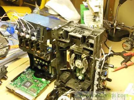 廢舊收音機如何變身成酷炫機器人？