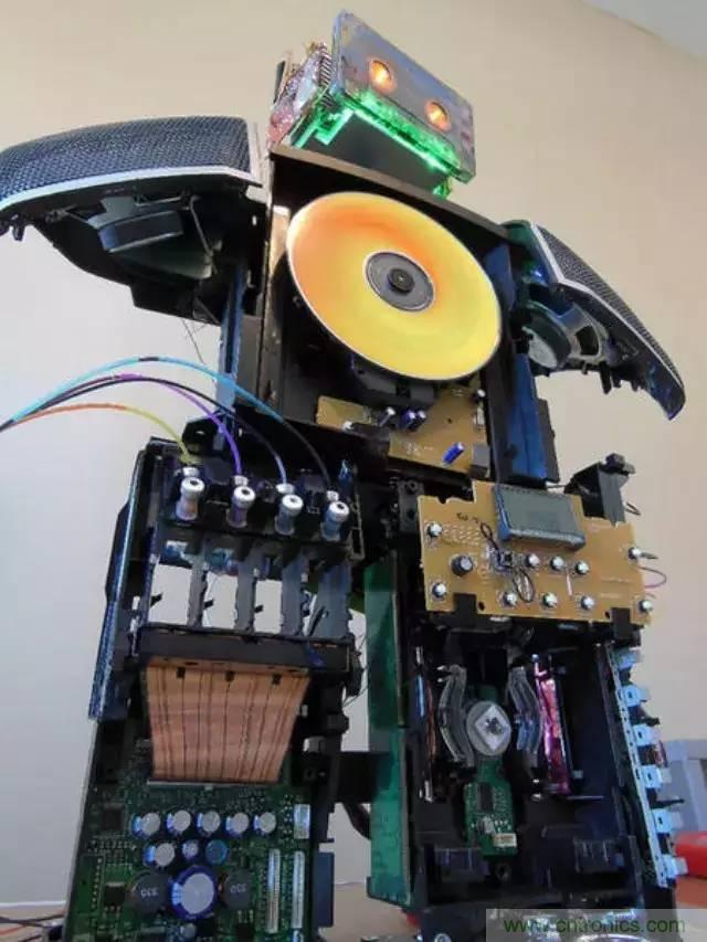 廢舊收音機如何變身成酷炫機器人？