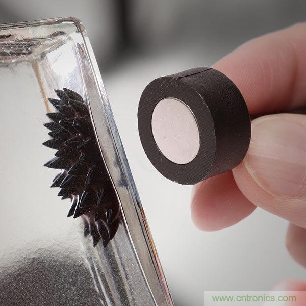 藝術(shù)源于生活，用生活中的物件也能制作磁流體