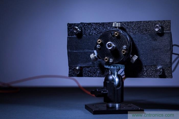 室內(nèi)激光無線充電新技術(shù)亮相，可媲美傳統(tǒng) USB 線纜