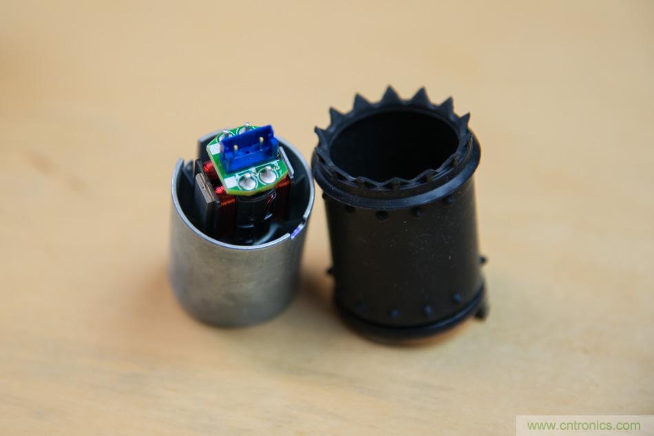 拆解戴森吹風(fēng)機(jī)：近三千元的價格貴在哪？