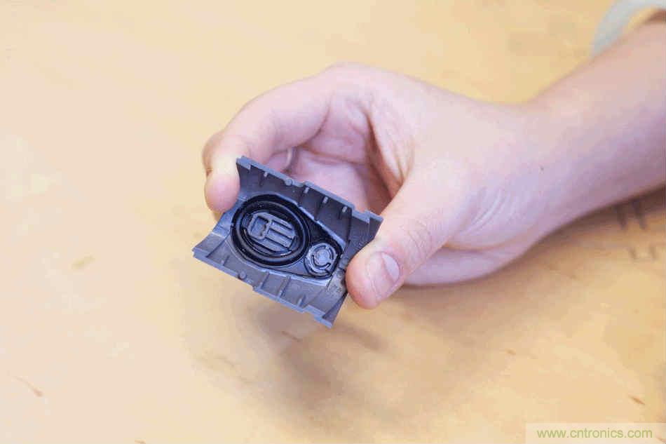 拆解戴森吹風(fēng)機(jī)：近三千元的價格貴在哪？