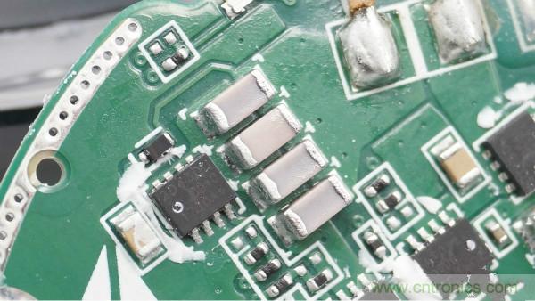 拆解華為保時捷設計快充無線充電器：憑啥能賣699？