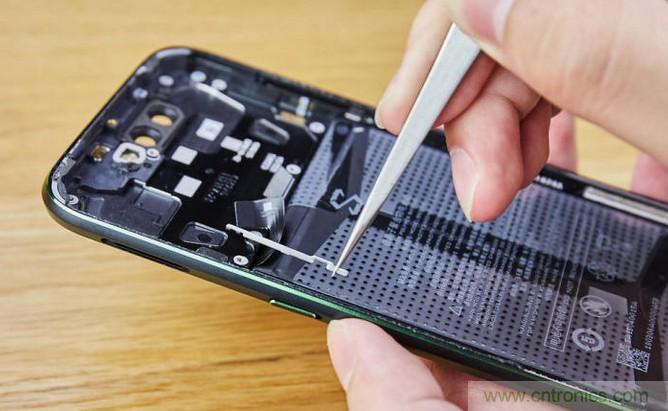 拆解黑鯊手機(jī)：多級(jí)直觸一體式液冷系統(tǒng)有什么門道？