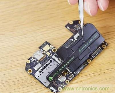 拆解黑鯊手機(jī)：多級(jí)直觸一體式液冷系統(tǒng)有什么門道？