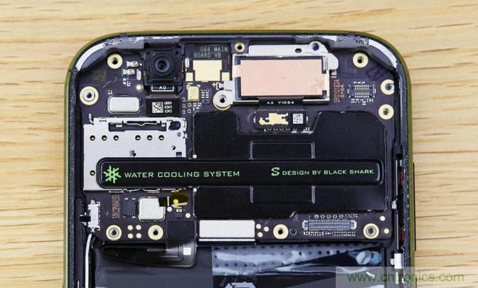 拆解黑鯊手機(jī)：多級(jí)直觸一體式液冷系統(tǒng)有什么門道？