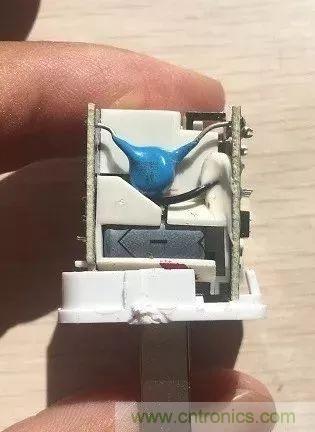 拆了個(gè)電容之后，我的iPhone也會(huì)自動(dòng)訂房了