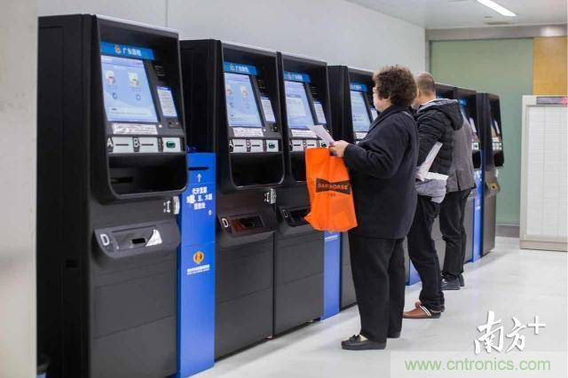 探路政務(wù)辦事柜臺(tái)&ldquo;無(wú)人化&rdquo;，引領(lǐng)&ldquo;互聯(lián)網(wǎng)+政務(wù)&rdquo;革新