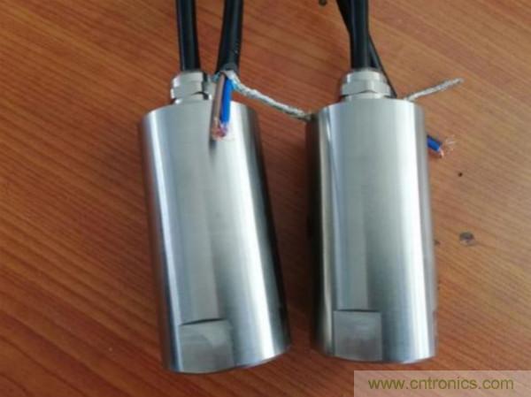 振動(dòng)傳感器的機(jī)電變換原理？主要的分類有哪些？