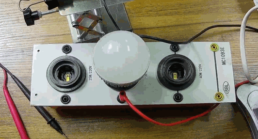 電燈泡內(nèi)通有交流電，為什么看不到燈泡在閃爍？