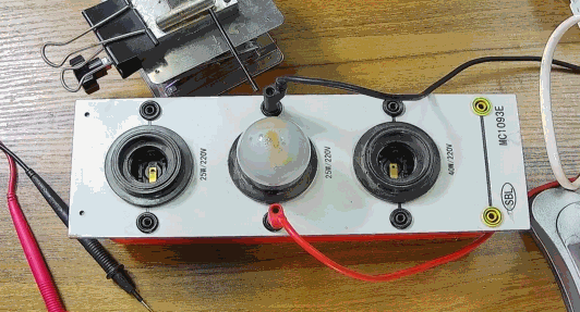 電燈泡內(nèi)通有交流電，為什么看不到燈泡在閃爍？