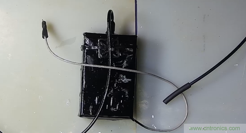 電燈泡內(nèi)通有交流電，為什么看不到燈泡在閃爍？