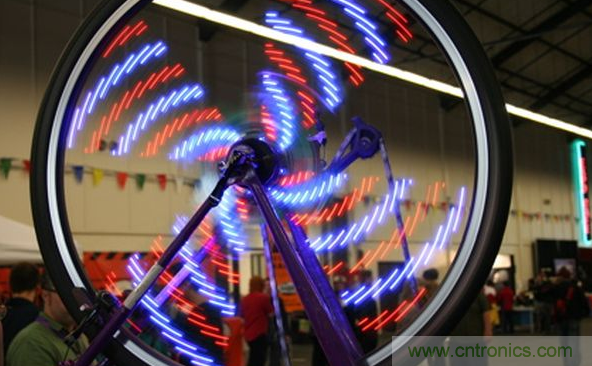 電燈泡內(nèi)通有交流電，為什么看不到燈泡在閃爍？