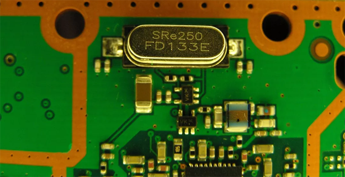 單片機中晶振的工作原理是什么？