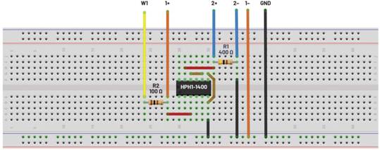   材料  ? ADALM2000主動學習模塊 ? 無焊試驗板和跳線套件 ? 一臺HPH1-1400L 6繞組變壓器 ? 一臺HPH1-0190L 6繞組變壓器 ? 兩個100 Ω電阻  說明  在無焊試驗板上構(gòu)建圖2所示的電路。需要使用此設(shè)置來測量初級/次級匝數(shù)比為1:1的三種不同配置下，兩個變壓器型號各自的頻率響應。兩個紅色箭頭表示在初級和次級使用同一個線圈的配置中連接源電阻和負載電阻的位置。藍色箭頭對應的是在初級和次級使用兩個串聯(lián)線圈的配置。綠色箭頭對應的是在初級和次級使用三個串聯(lián)線圈的配置。